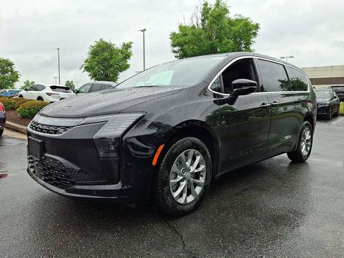 New 2027 Chrysler Pacifica Select AWD/4WD image 3