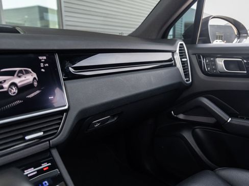 Used 2022 Porsche Cayenne AWD/4WD image 32