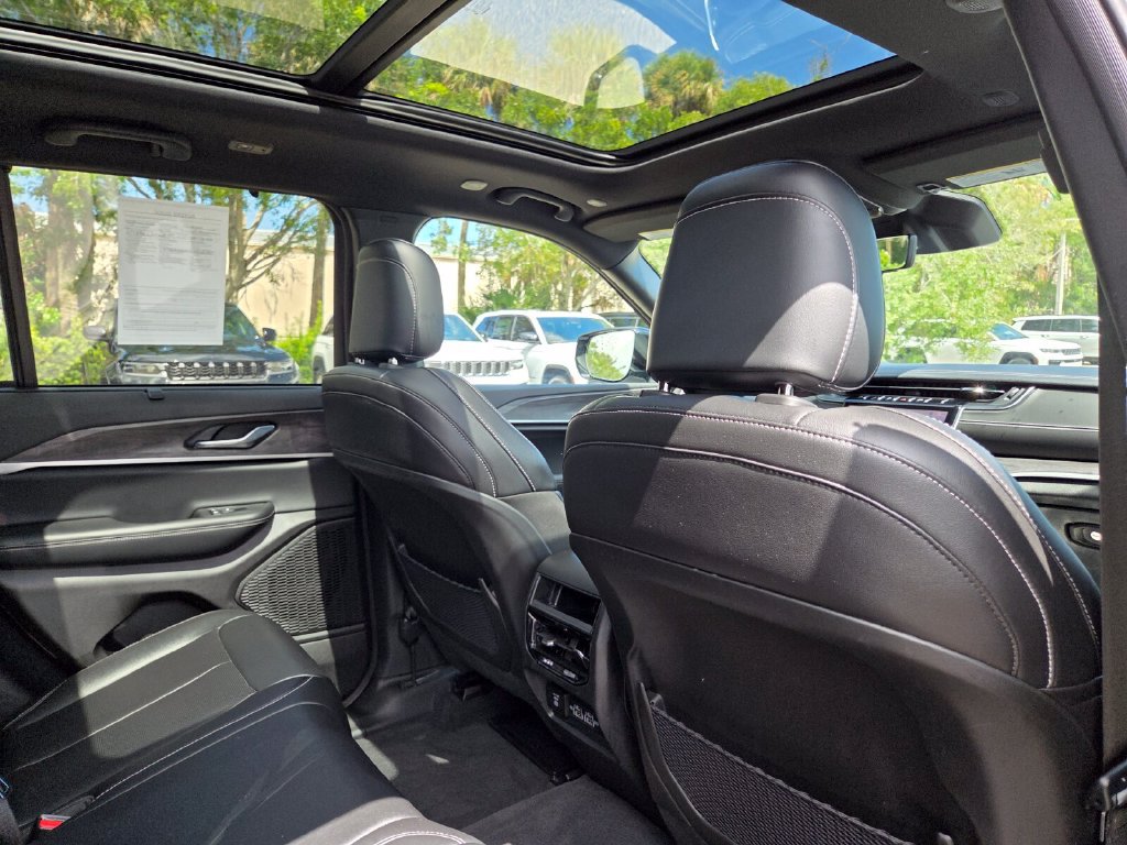 Used 2025 Jeep Grand Cherokee Limited w/ Luxury Tech Group II AWD/4WD image 17