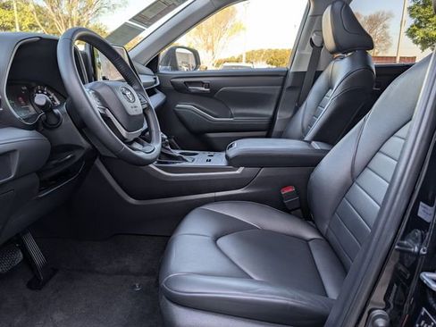 Used 2023 Toyota Highlander XLE image 27