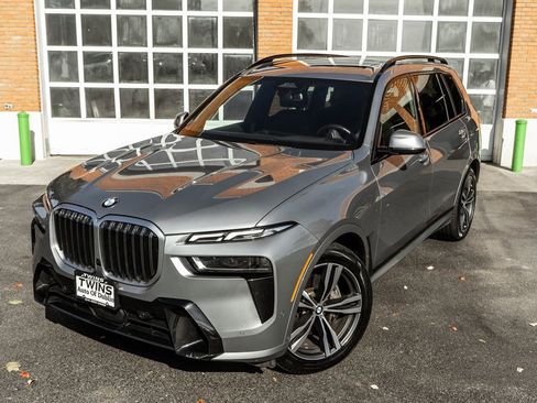 Used 2024 BMW X7 xDrive40i w/ M Sport Package image 2