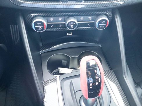 Used 2017 Alfa Romeo Giulia w/ Sport Appearance Package RWD image 21