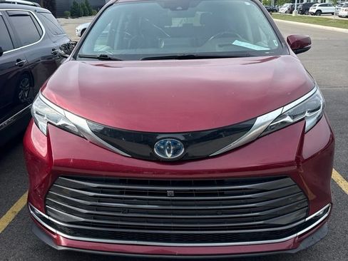 Used 2022 Toyota Sienna Platinum AWD/4WD image 2