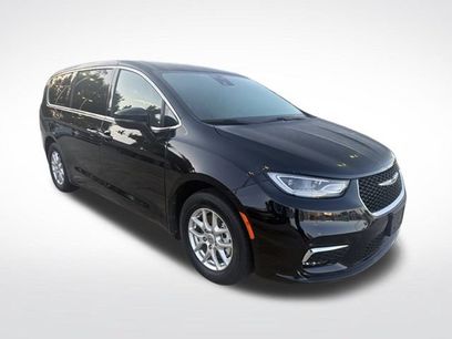Used 2025 Chrysler Pacifica Select