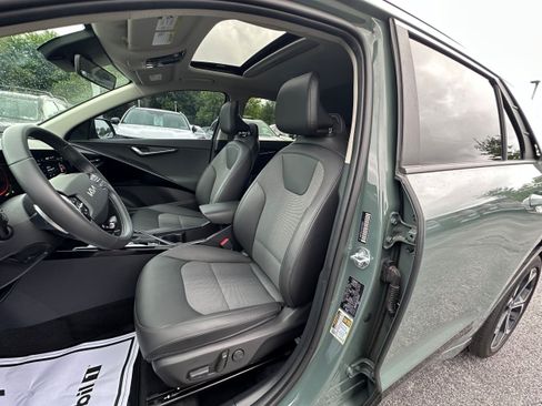 Used 2024 Kia Niro EX Touring FWD image 22