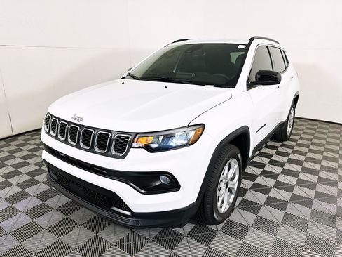 Used 2025 Jeep Compass Latitude AWD/4WD image 7