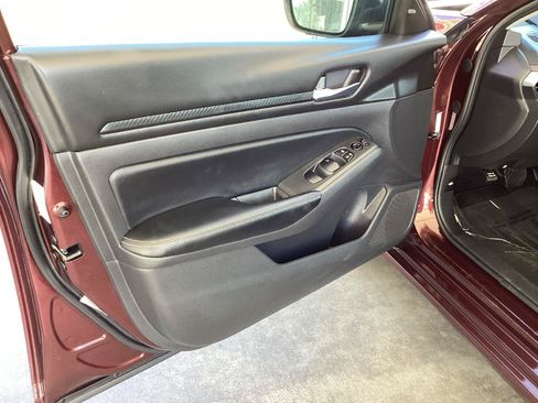 Used 2024 Nissan Altima 2.5 SV FWD image 9
