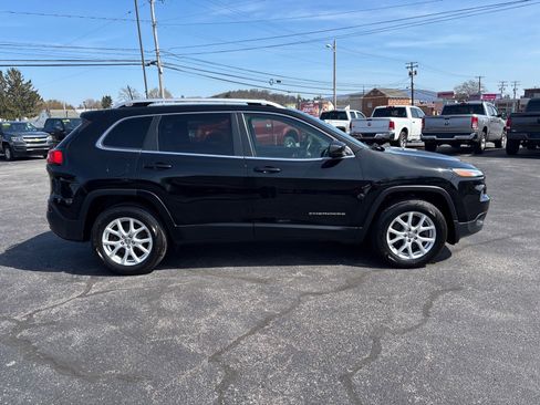 Used 2017 Jeep Cherokee Latitude w/ Comfort/Convenience Group image 8