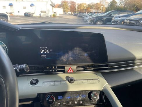 Used 2025 Hyundai Elantra Limited image 21