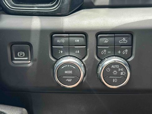 Used 2023 GMC Sierra 1500 AT4 w/ Technology Package AWD/4WD image 35
