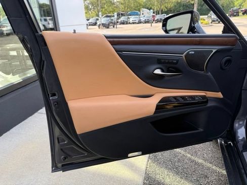 Used 2025 Lexus ES 300h Ultra Luxury w/ Accessory Package (Z2) FWD image 9
