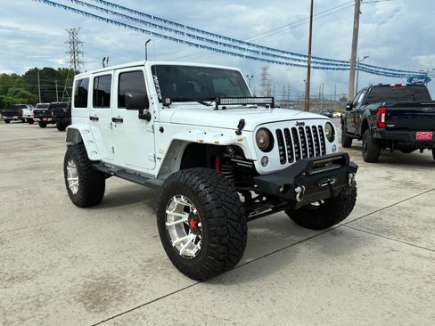 Used 2015 Jeep Wrangler Unlimited Sahara w/ Connectivity Group AWD/4WD image 4