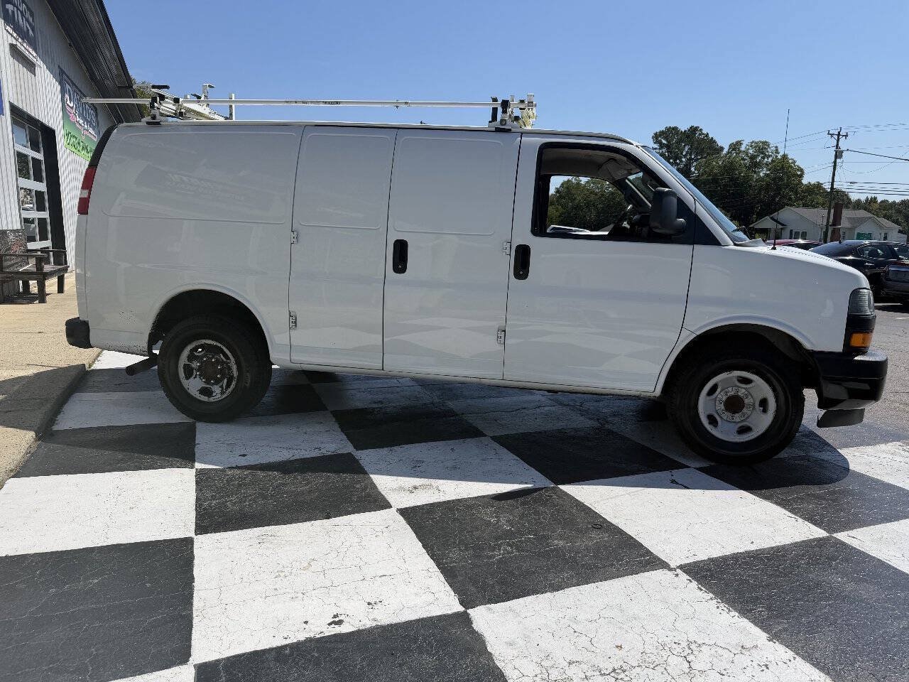 Used 2019 Chevrolet Express 2500 w/ Driver Convenience Package RWD image 4
