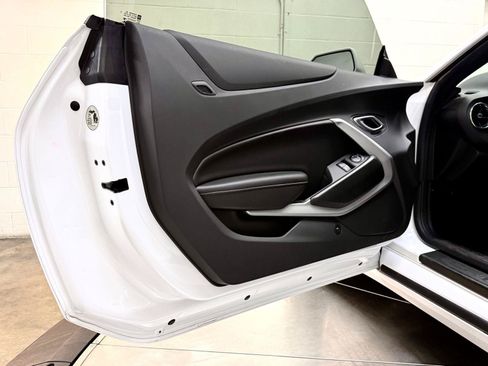 Used 2018 Chevrolet Camaro SS RWD image 13