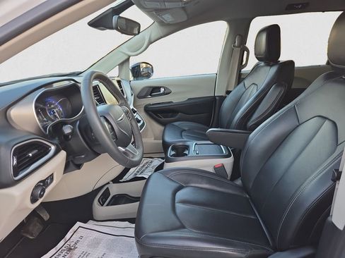 Used 2024 Chrysler Pacifica Touring-L image 14