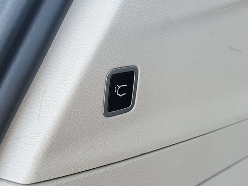 Used 2022 Chrysler Voyager LX FWD image 34