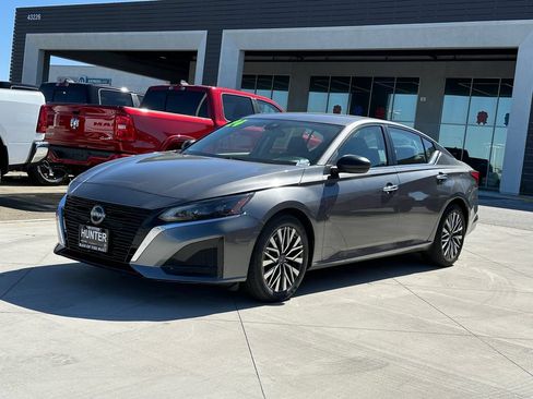 Used 2024 Nissan Altima 2.5 SV FWD image 2
