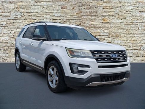 Used 2016 Ford Explorer XLT AWD/4WD image 2