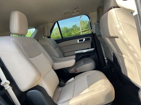 Used 2023 Ford Explorer XLT image 11