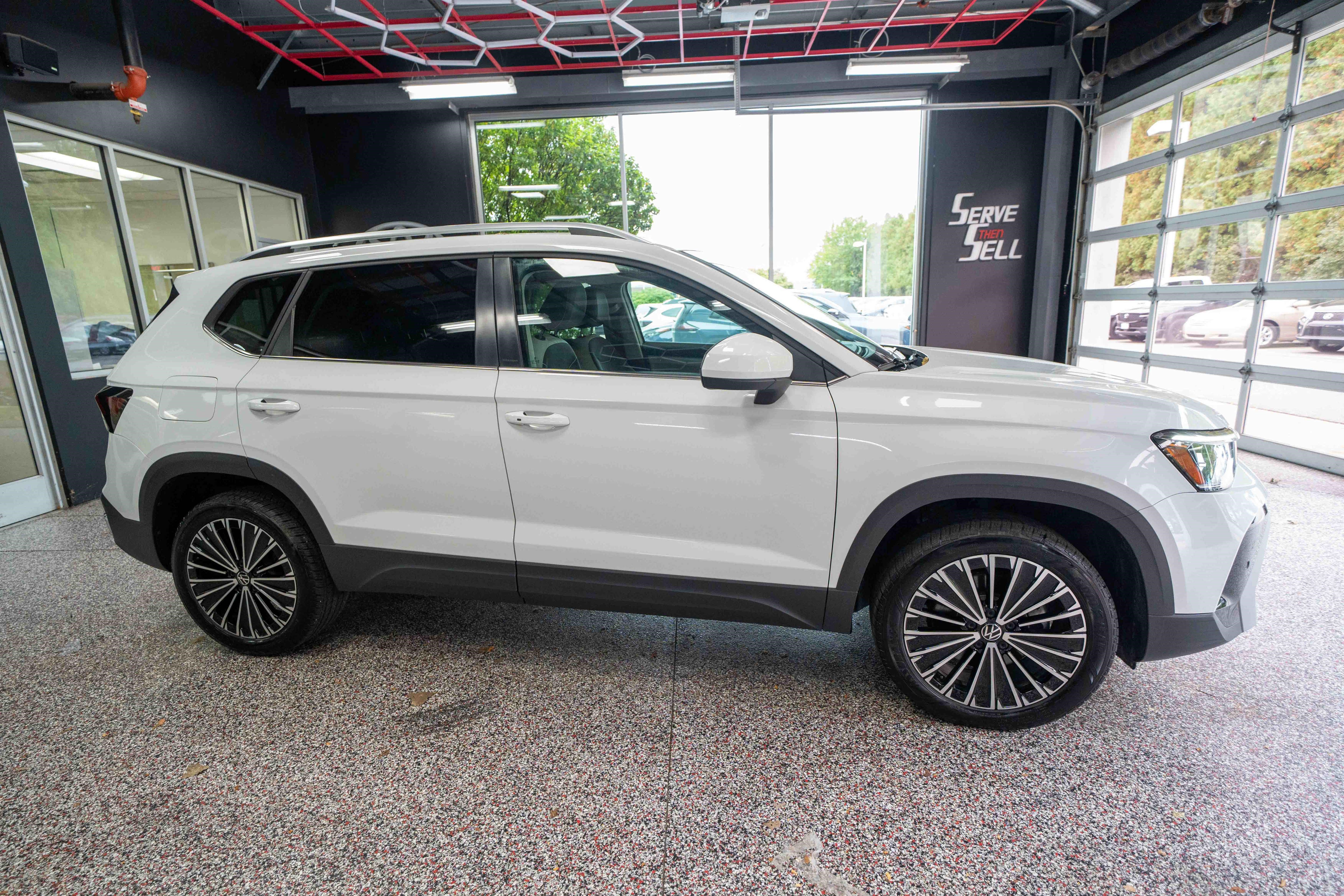 Used 2025 Volkswagen Taos SE FWD image 5