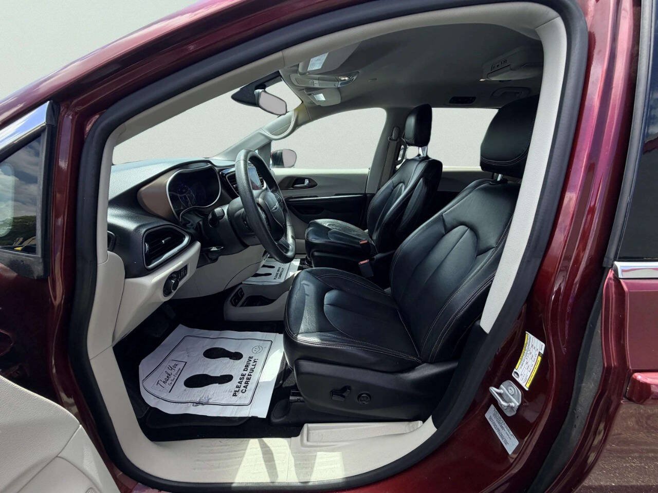 Used 2017 Chrysler Pacifica Touring FWD image 19