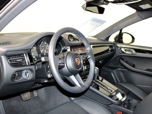 Certified 2025 Porsche Macan AWD/4WD image 4