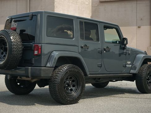 Used 2018 Jeep Wrangler Unlimited Sahara w/ Dual Top Group AWD/4WD image 4