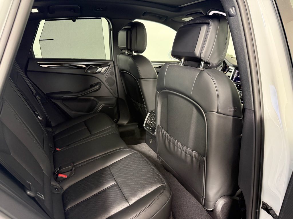 Certified 2026 Porsche Macan AWD/4WD image 17