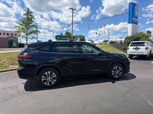 Used 2022 Toyota Highlander XLE AWD/4WD image 11