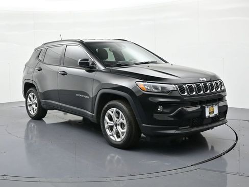 Used 2025 Jeep Compass Latitude w/ Convenience Group image 4