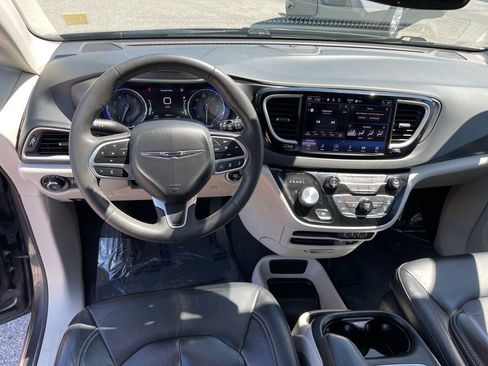 Used 2022 Chrysler Pacifica Touring-L FWD image 24