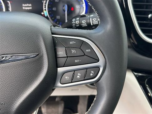 Used 2022 Chrysler Pacifica Touring-L image 15