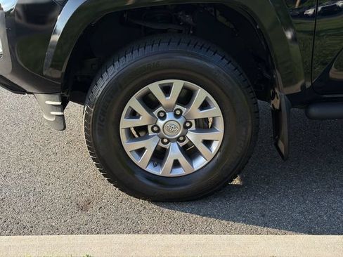 Used 2018 Toyota Tacoma SR5 AWD/4WD image 10