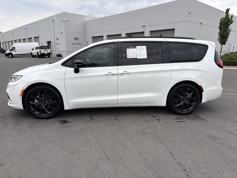 Used 2023 Chrysler Pacifica Limited w/ Uconnect Theater Family Group FWD image 6