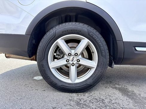 Used 2016 Ford Explorer XLT w/ Equipment Group 202A AWD/4WD image 40
