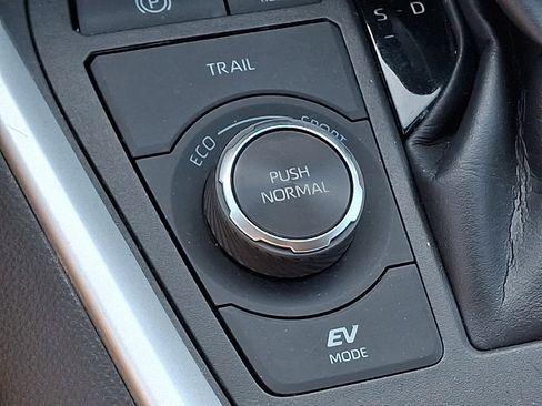 Used 2025 Toyota RAV4 XLE AWD/4WD image 25