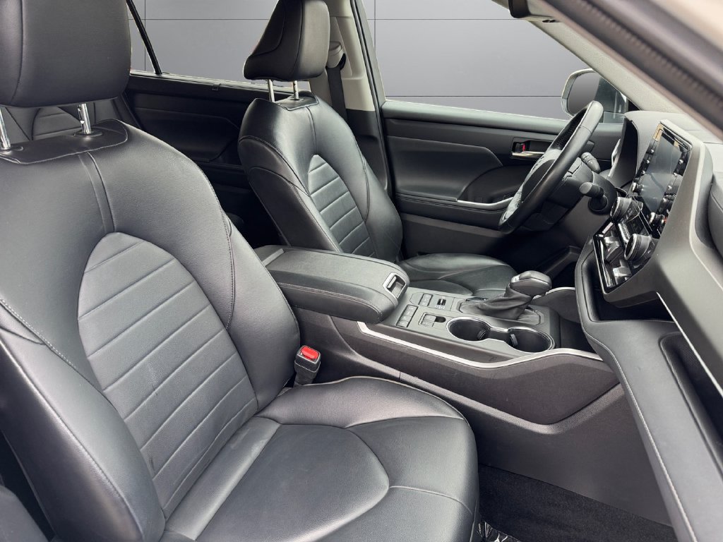 Certified 2022 Toyota Highlander XLE AWD/4WD image 17