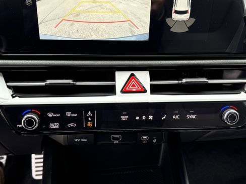 New 2025 Kia Niro SX Touring image 6