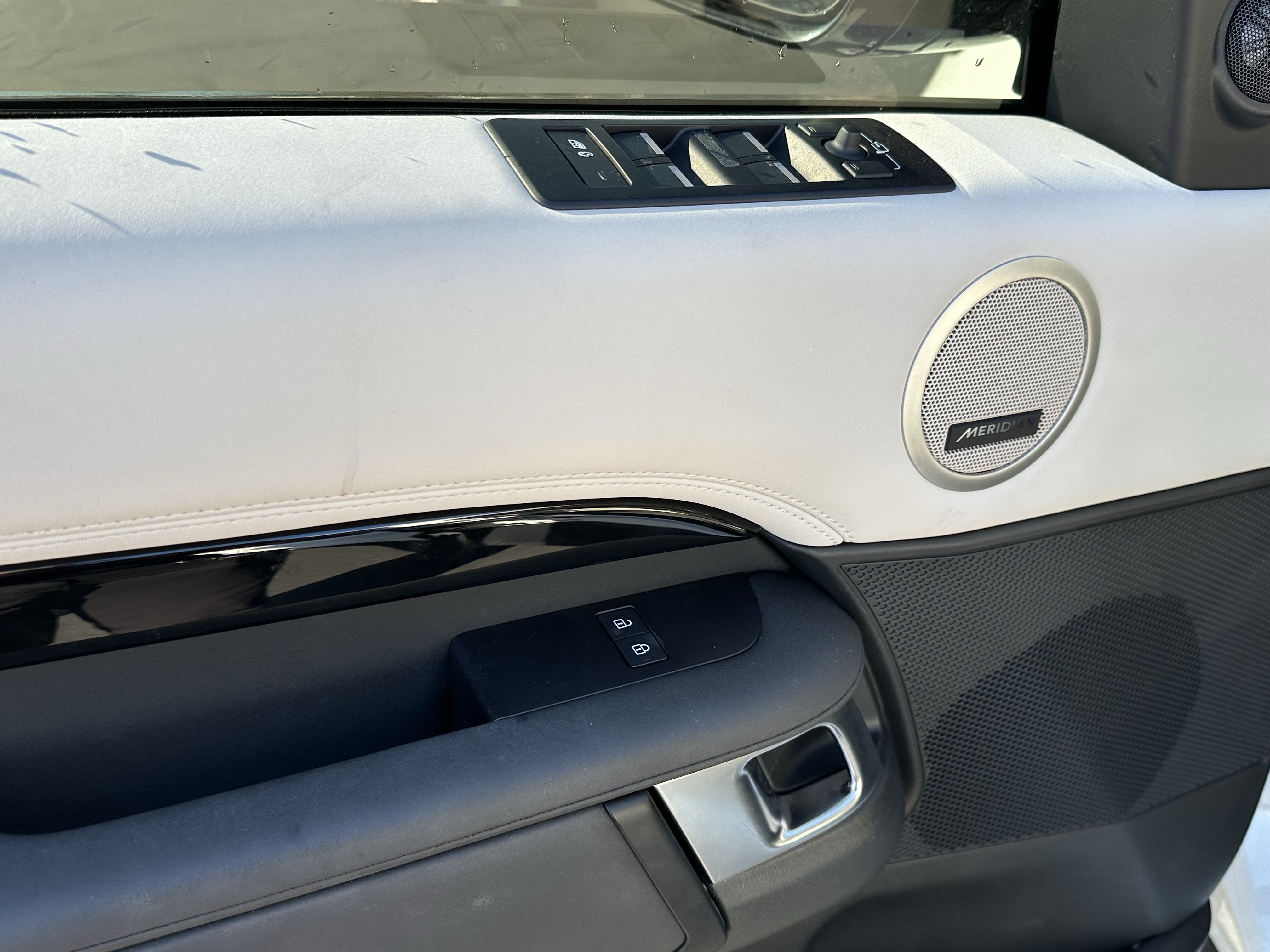 Certified 2023 Land Rover Discovery S AWD/4WD image 14