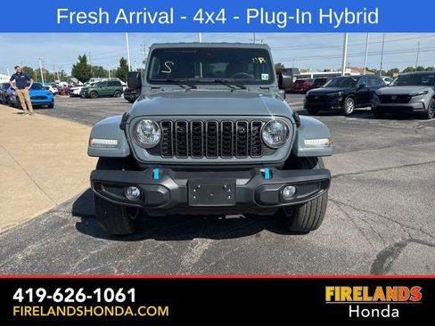Used 2024 Jeep Wrangler Unlimited w/ Convenience Group AWD/4WD image 9
