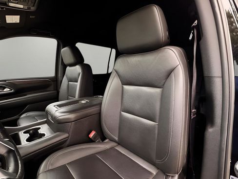 Used 2022 Chevrolet Suburban LT w/ Luxury Package image 19