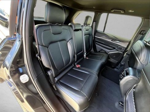 Used 2024 Jeep Grand Cherokee Limited w/ Black Appearance Package image 29