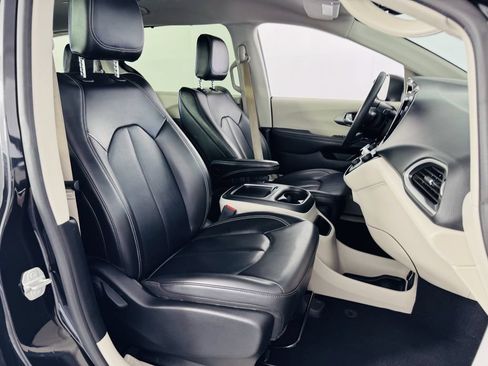 Used 2023 Chrysler Pacifica Touring-L FWD image 31