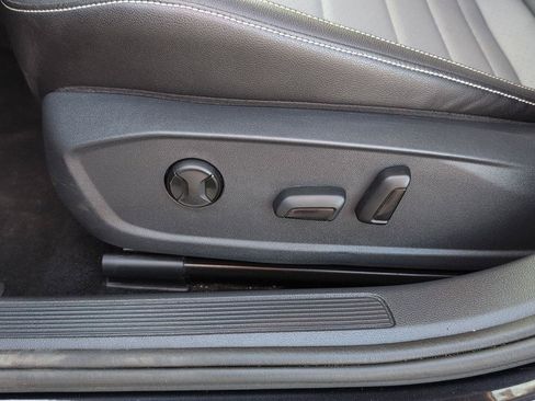Used 2025 Volkswagen Jetta SE FWD image 18