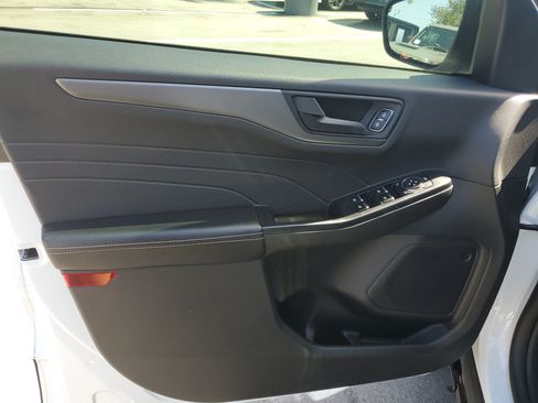Used 2025 Ford Escape Active AWD/4WD image 9