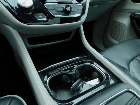 Used 2023 Chrysler Pacifica Limited image 33