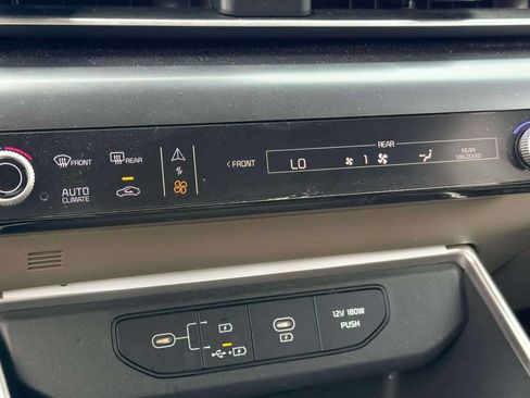 Used 2025 Kia Carnival FWD image 23