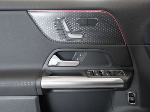 Certified 2025 Mercedes-Benz GLA 250 4MATIC image 33