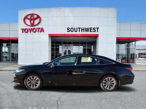 Used 2019 Toyota Avalon XLE image 3