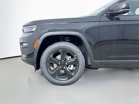 Used 2025 Jeep Grand Cherokee Limited w/ Black Appearance Package AWD/4WD image 32
